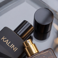 Flacon de parfum de luxe 50 ml vide en verre carré, prêt à l'exportation, avec bouchon doré et design classique, emballage de parfum de niche avec boîte