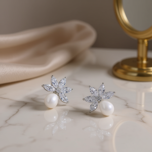 Orecchini a perno E4226 in oro bianco con fiore e perla d'acqua dolce, taglio marquise, montatura a griffe con diamante, romantici da donna per matrimonio - Product Image 2