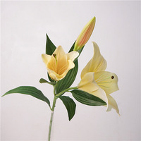 Großhandel Große 3-Köpfige Lilie Künstliche Hochzeitsblume Realistisch Feuchtigkeitsbeständig Echt Anfühlend für Weihnachten Ostern Auto Zuhause