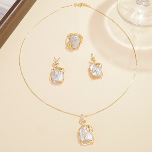 <span class=keywords><strong>Set</strong></span> di Gioielli da Sposa in Tre Pezzi, Placcato Oro con Perle Naturali d'Acqua Dolce, Anelli, Collane e <span class=keywords><strong>Orecchini</strong></span> - Product Image 2