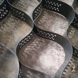 แผ่นตาข่ายรังผึ้ง HDPE Geocell สำหรับทางรถวิ่ง ลานจอดรถ ป้องกันการเสื่อมสภาพ มีพื้นผิว ขนาด 50 มม. 80 มม. 100 มม. 150 มม. 200 มม. สีดำ สีเขียว - Product Image 1