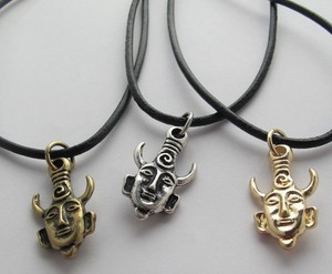 Collier pendentif en alliage de zinc style vintage, inspiré de la série américaine Supernatural, avec le talisman de Dean contre le mal, pour anniversaire - Product Image 1