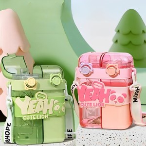 Bottiglia d'acqua in plastica da 760 ml, carina e kawaii, a forma di macchina fotografica con doppio beccuccio, cannuccia e tracolla, adatta per acqua bollente. - Product Image 1