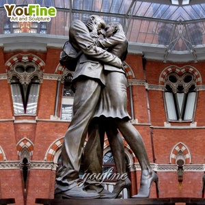 Statue de jardin moderne en bronze d'homme et de femme nu s'embrassant - Product Image 3