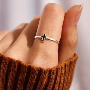 Anello Minimalista a Croce Smaltato per Donna, Gioiello da Dito alla Moda - Product Image 2