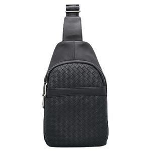 Elegante bolso de pecho para hombre de cuero tejido — Tejido a mano con diseño de diamantes, correa ajustable, perfecto para profesionales urbanos y viajeros - Product Image 1