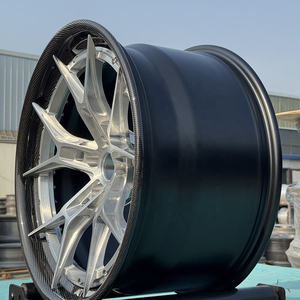 Impresionante llanta forjada de dos piezas con radios múltiples y barril de fibra de carbono envuelto, acabado plateado y negro, anchura, PCD y ET personalizados. - Product Image 3