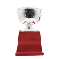 Trophée de championnat surdimensionné MVP en alliage de zinc de qualité supérieure, conçu sur mesure, avec base marron-rouge et finition argentée moulée sous pression