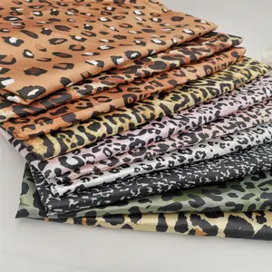 Nouvel arrivage Tissu satiné 100 polyester imprimé numérique Tissu satiné imprimé léopard animal sexy pour doublure Robe Pyjamas