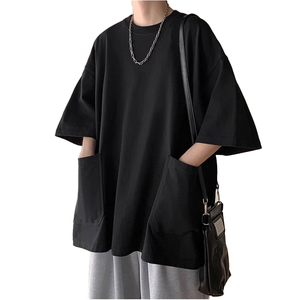 เสื้อยืดผู้ชายทรงโอเวอร์ไซส์ สีดำ ผ้าฝ้าย แขนทรงปีกค้างคาว คอกลม สไตล์ลำลอง สีพื้น ทรงหลวมยาว มีกระเป๋าคู่ - Product Image 1