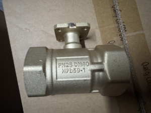 Válvula de bola industrial VAI51.40 de latón con control de temperatura, conexión DN40, flujo proporcional igual para HVAC - Product Image 2