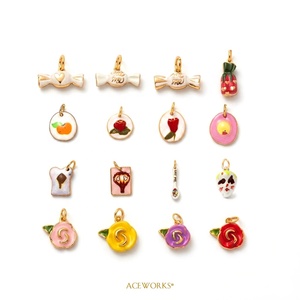 Les confiseries dorées |   Breloques en laiton plaqué or 18 carats, peintes à la main, émaillées, pour la fabrication de bijoux |   Pendentifs Cuillères Rose, Alimentaire, Bonbon - Product Image 5