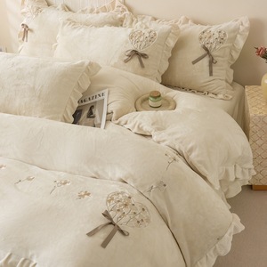Sábanas de terciopelo de leche para otoño e invierno, textiles para el hogar, edredón con bordado Floral, funda nórdica, juego de <span class=keywords><strong>cama</strong></span> de cuatro piezas - Product Image 3