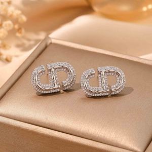 Boucles d'oreilles clous en zircon plaqué or, style géométrique, luxe léger, haut de gamme, tempérament français, tendance, simples, polyvalentes, exquises et de niche - Product Image 3