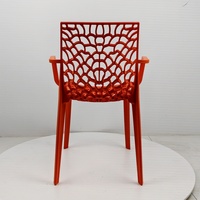 Meilleur prix Chaises de salle à manger en plastique PP respirant Empilables Solides Portables Trous pour la maison Bureau Gymnase Utilisation Fournisseur pour restaurant