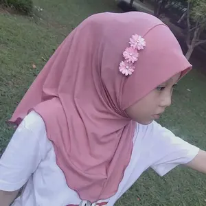 Vente en gros foulard de haute qualité couleur unie fleur diamant pour petite fille hijab pull up Muzlim musulman pour enfants hijab instantané pour enfants