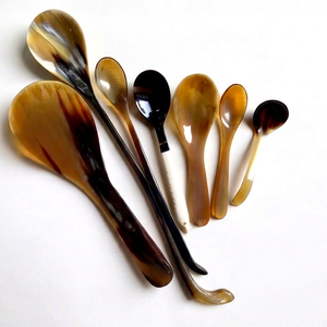 Ensemble de saladiers et cuillères en corne naturelle, sculptés à la main et polis, pour la table, les cadeaux de fête et l'hôtellerie - Product Image 1