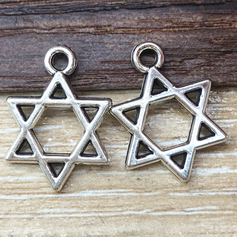 Une étoile antique à six branches en argent, 13*18 mm, 0,7 g, 11233 g.