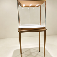 Vitrine d'exposition carrée haut de gamme sur piédestal pour musée, présentoir à bijoux en verre, support en acier inoxydable doré pour diamants, tour de présentation de montres