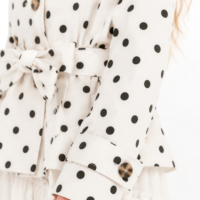 Veste Courte Femme Personnalisée à Pois, Taille Peplum, Double Boutonnage, Col Montant, Ceinturée – Vente en Gros OEM ODM