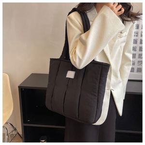 Sac fourre-tout matelassé léger pour femme avec logo personnalisé, fermeture éclair, utilisation quotidienne, durable et portable - Product Image 5