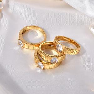 Anillo chapado en oro de acero de titanio para mujer, anillo de diamantes con personalidad decorativa de diseñador de estilo frío simple para mujer - Product Image 3