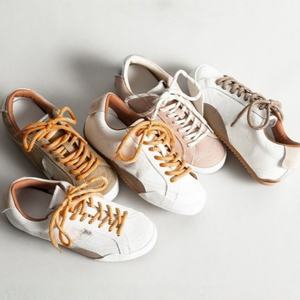รองเท้าผ้าใบดีไซน์หรูหราสีขาว รุ่น 2026 แบบผูกเชือกและสวมใส่ได้ทุกโอกาส ระบายอากาศได้ดี กันลื่น สวมใส่สบาย ลายดาวนำโชคสีทอง สไตล์ลำลอง - Product Image 5