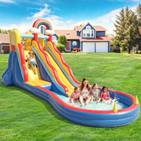 Structure gonflable combinée toboggan et trampoline sur le thème arc-en-ciel avec mur d'escalade, piscine à balles, jeu de lancer d'anneaux et jeu de basket-ball pour enfants, idéale pour les fêtes en extérieur dans le jardin