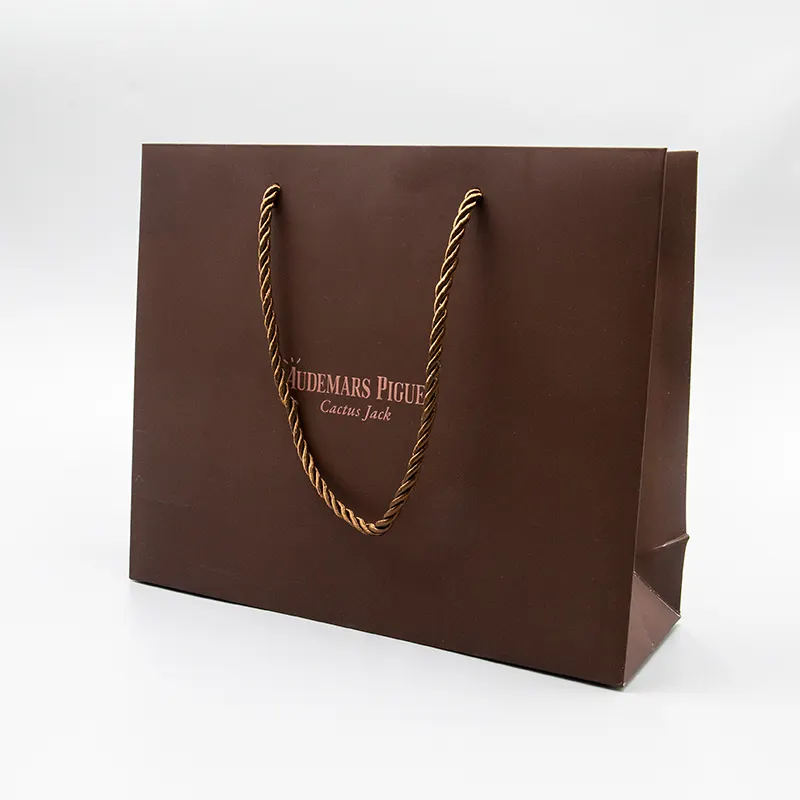 종이 가방 맞춤형 럭셔리 소프트 터치 매트 라미네이션 선물 쇼핑 종이 가방 로고 양각 의류
