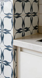 Azulejo de Porcelana Premium de 600*1200mm, Antideslizante, Diseño Moderno de Flores Azules sobre <span class=keywords><strong>Fondo</strong></span> Gris Claro, para Pisos y Paredes Exteriores - Product Image 4