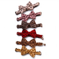 Collier élégant pour chien et chat en peluche polyester imprimé léopard avec nœud papillon, clochette intégrée, réglable, écologique, pour la promenade et les fêtes