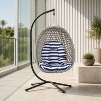 Fauteuil suspendu en osier style Hamptons, forme goutte d'eau, avec base croisée et coussin rayé bleu marine, pour balcon et jardin