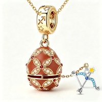 Collier pendentif œuf du zodiaque SongYi doré avec motif émaillé, détails style perle et bijoux fantaisie
