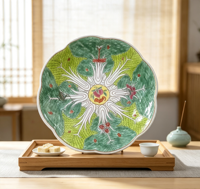 Assiette en porcelaine chinoise Famille Rose à motif d'insectes et de choux, avec pied, bord festonné, pour compote de chou bok choy