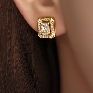 Conjunto de Joyería al por Mayor, Chapado en Oro de 18K, con Circonitas Baguette, Aretes y Collar Modernos para Mujer - Product Image 4