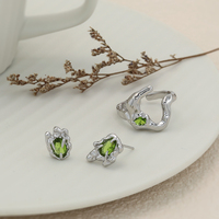 Boucles d'oreilles clous en argent sterling 925 VIANRLA avec zircon vert brillant doré