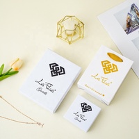 Ensemble de bijoux avec logo en relief, pochette en velours de luxe, boîte cadeau en carton personnalisée avec couvercle blanc clair