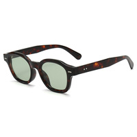 Lunettes de soleil tendance de créateur, monture rétro, unisexe, verres noirs, protection UV400, petite monture, PC léger, lunettes personnalisées