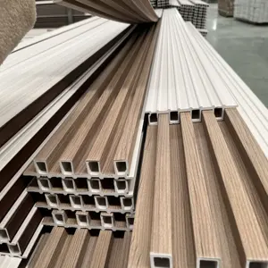 Superficie de grano de madera, paneles de PVC decorativos de fácil montaje, panel de pared WPC interior elegante y versátil