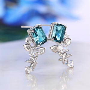 Eleganti orecchini a forma di fiore in oro bianco con strass in cristallo taglio smeraldo, gioielli da sposa in argento 925 per donna, stile romantico - Product Image 4