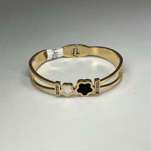 กำไลข้อมือแฟชั่น สแตนเลสสตีล 316L ชุบทอง PVD ลายโคลเวอร์สีดำขาว เครื่องประดับสำหรับผู้หญิง - Product Image 1