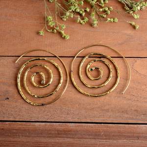 Pendientes de Aro en Espiral Chapados en Oro con Diseño Martillado - Regalo de Lujo para Mujer y Diseño Espiral de la Vida para Fiestas - Product Image 2