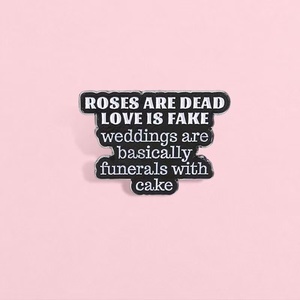 Épinglette en alliage de zinc moulé, émail rose Kawaii, avec slogan 'Rose Is Dead Love Is Fake', thème floral, cadeau pour la décoration de vêtements et sacs - Product Image 1