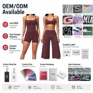 Ensemble deux pièces de <span class=keywords><strong>sport</strong></span> pour <span class=keywords><strong>femme</strong></span> avec soutien-gorge à bretelles réglables et logo personnalisé, et pantalon <span class=keywords><strong>capri</strong></span> large – Tenue de yoga et de gym - Product Image 6
