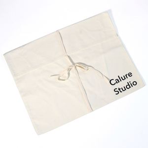 Sac cadeau en coton naturel écologique, durable et doux, avec logo personnalisé imprimé en sérigraphie, avec cordon en nœud, essentiel pour les vêtements - Product Image 5