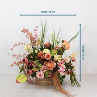 Composition florale vintage d'automne avec rangée de fleurs artificielles et herbe de roseau, centre de table de luxe pour mariage et décoration événementielle