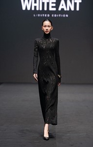 Nouvelle robe longue à col haut pour femmes STELLA EMB LACE MIDI DRESS en coton biologique avec dentelle florale, vêtements pour femmes, BLANC ANT Vietnam - Product Image 2