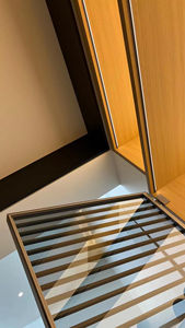 Armoire à vin encastrée en bois, design moderne, minimaliste et élégant, avec éclairage LED et étagères en verre. - Product Image 4