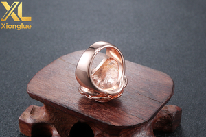 Bagues élégantes en acier inoxydable plaqué or 18 carats, design rose bicolore, tendance et massives, pour femmes et jeunes filles - Product Image 5