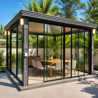 Véranda moderne en verre avec structure en aluminium noir, toit plat, fenêtres du sol au plafond, extension de maison pour hôtels et parcs
